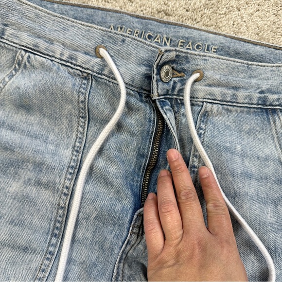 American Eagle Women’s Super High Waisted Cargo Denim Jogger Jeans in Ice Blue 4 - Picture 9 of 16